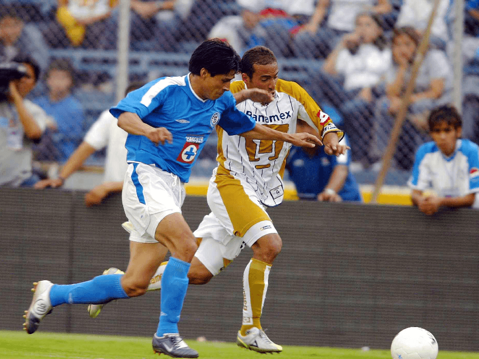 Osorio creció y se formó en Nezahualcoyotl, pero a los 17 años se fue a la Noria con el Cruz Azul.