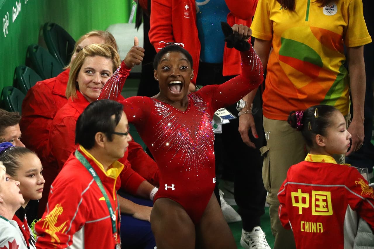 ¡Gané, gané! Para Simone Biles su tercera medalla de oro es tan emocionante como la primera.