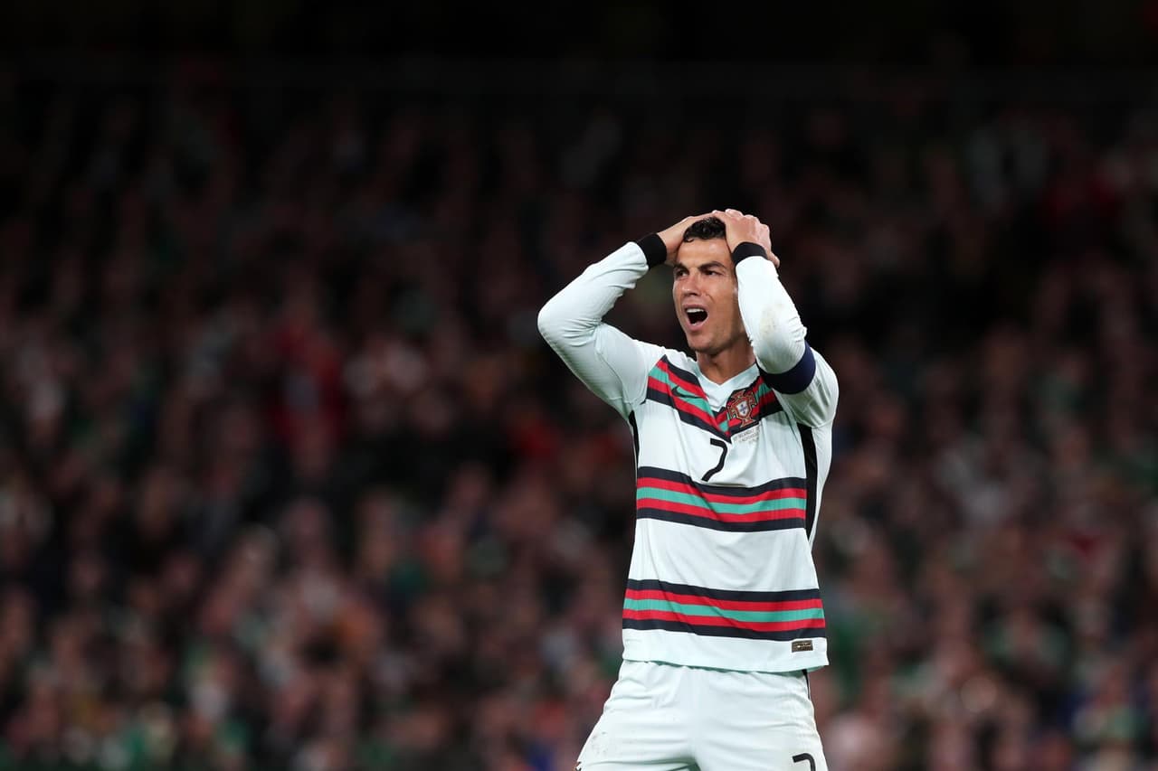 Portugal no puede ante Irlanda y se van 0-0 durante la fase de grupos de la UEFA, rumbo a la Copa del Mundo. La escuadra lusa se quedó con 10 hombres al minuto 81' y Cristiano no vio el gol. El conjunto del 'Bicho' se jugará el pase en Serbia.