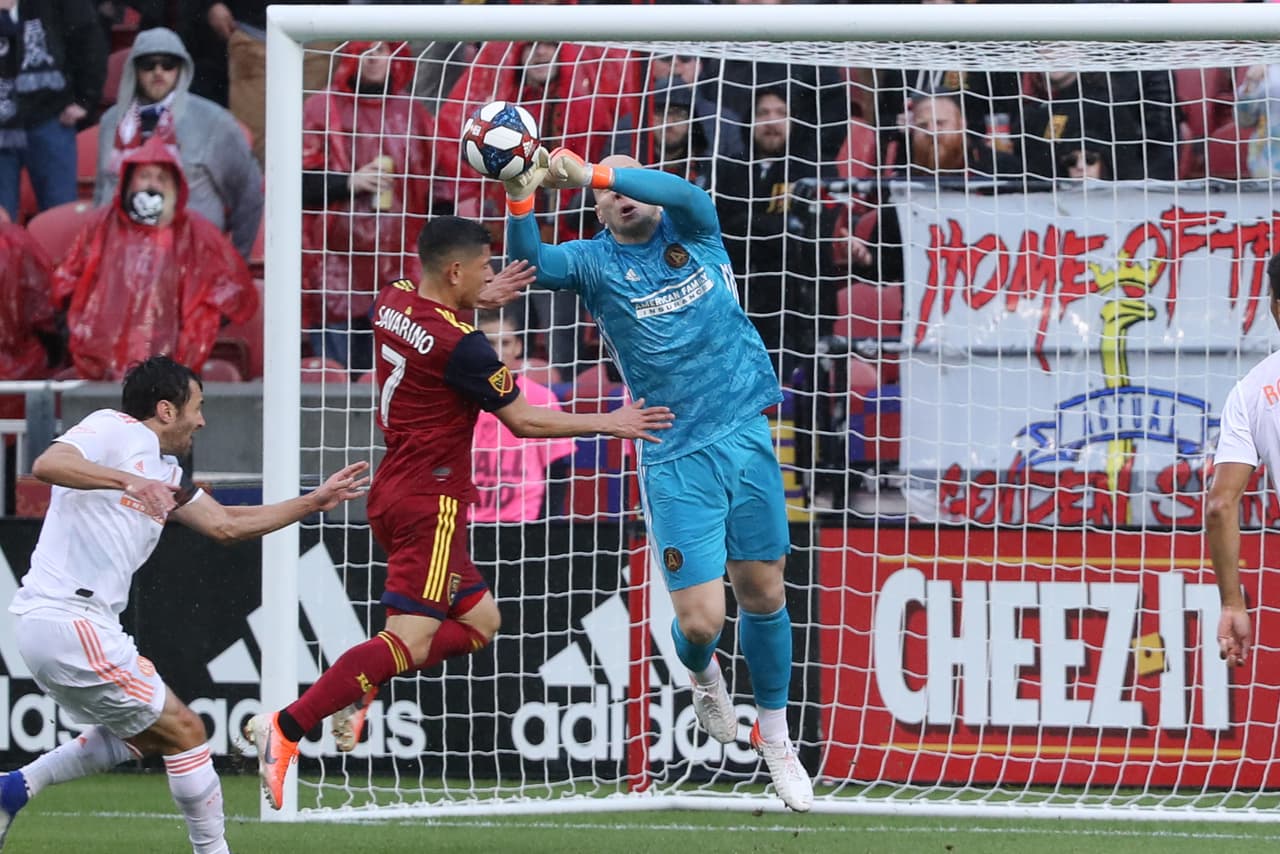 El experimentado arquero Brad Guzan (centro) se destacó por su atajadas durante el juego para el Atlanta United.