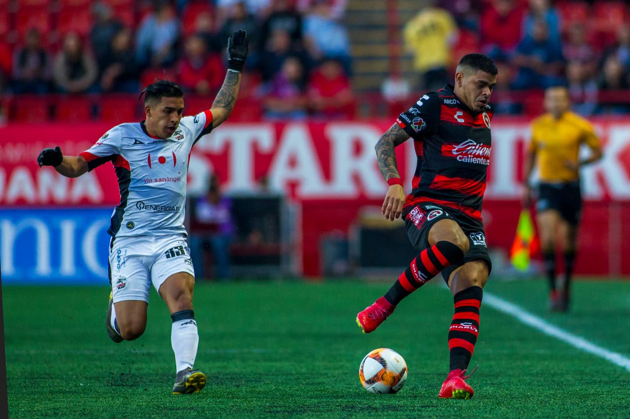 El encuentro comenzó de manera frenética y ambos buscaban la anotación, incluso, los locales pegaron primero.