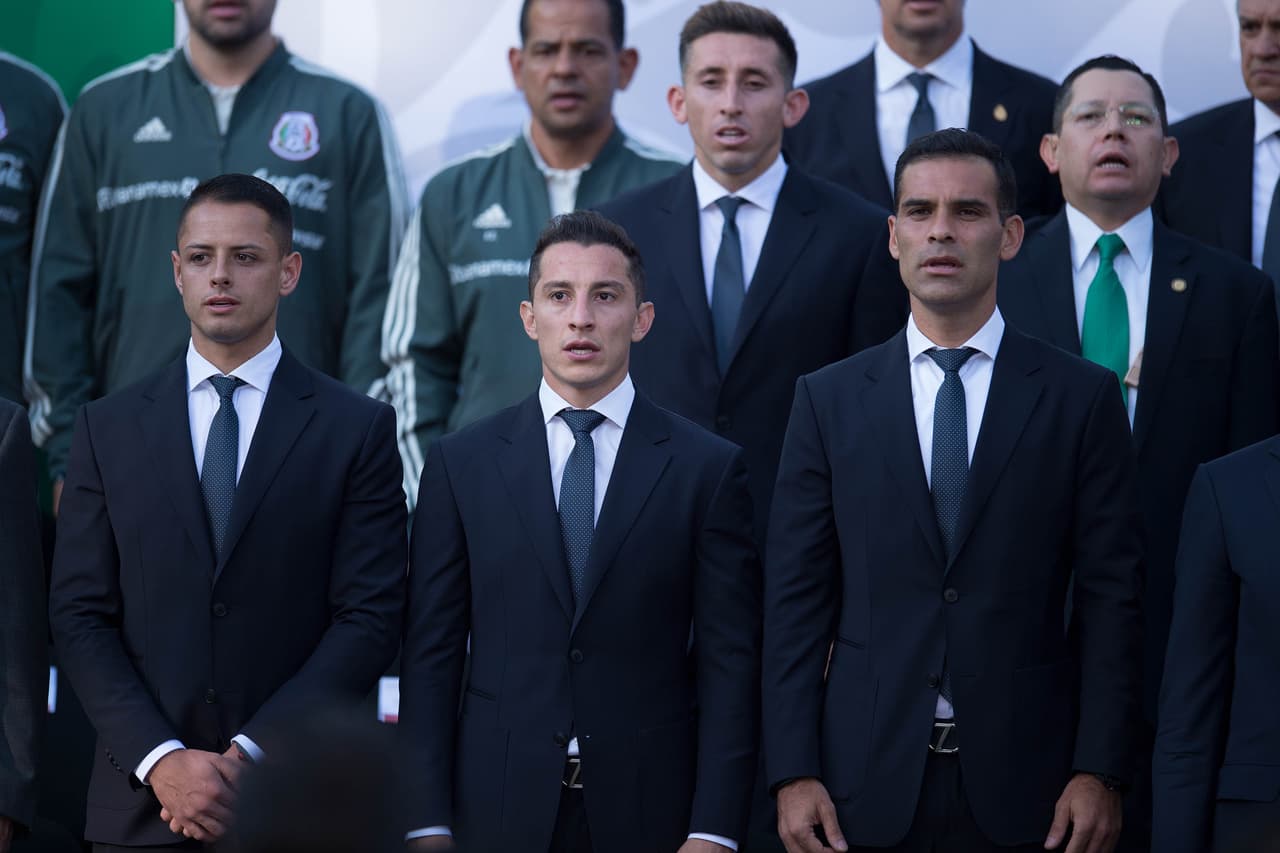Cuerpo técnico, comandado por Juan Carlos Osorio, y jugadores de la selección mexicana de fútbol asistieron este jueves al abanderamiento a cargo del presidente Enrique Peña Nieto y la primera dama Angélica Rivera en la Residencia Oficial de Los Pinos. La bandera tricolor la recibió Héctor Moreno y las palabras del equipo las entregó Rafa Márquez.