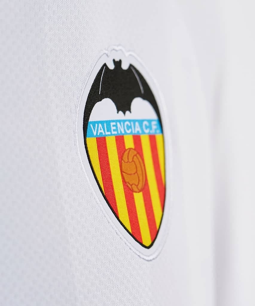 El Valencia C.F. ahora vestirá con Puma después de dejar su contrato con Adidas. Las nuevas prendas del equipo valenciano destacan por sus detalles naranja y negro. Sin duda, una gran manera de regresar a la UEFA Champions League.