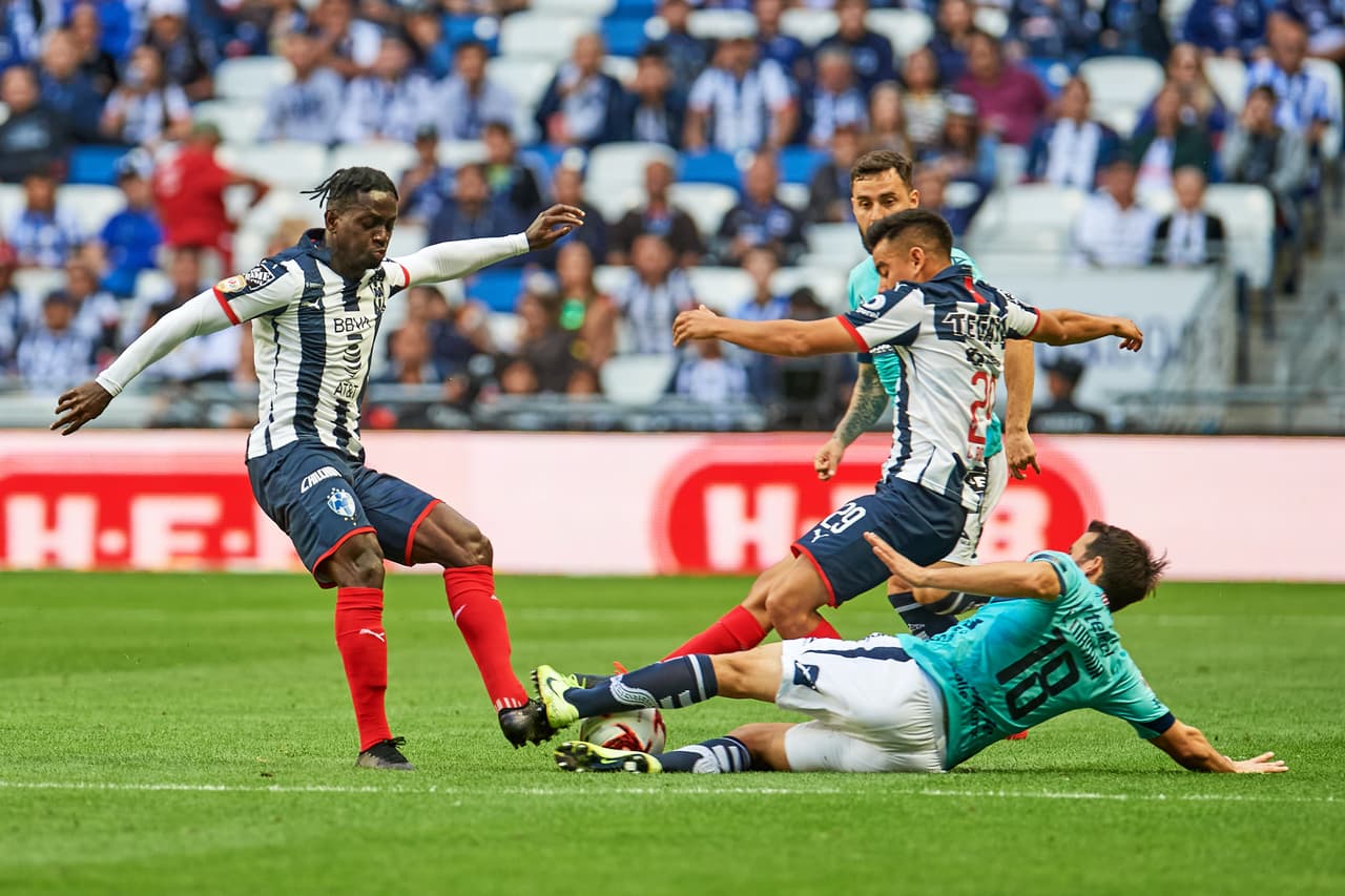 Ambos conjuntos pelearon por la posesión el esférico los primeros minutos.