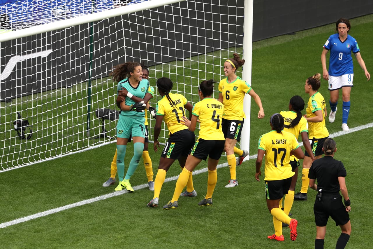 En las Reggae Girls todo era felicidad por mantener su arco en cero, pero acabó muy pronto...