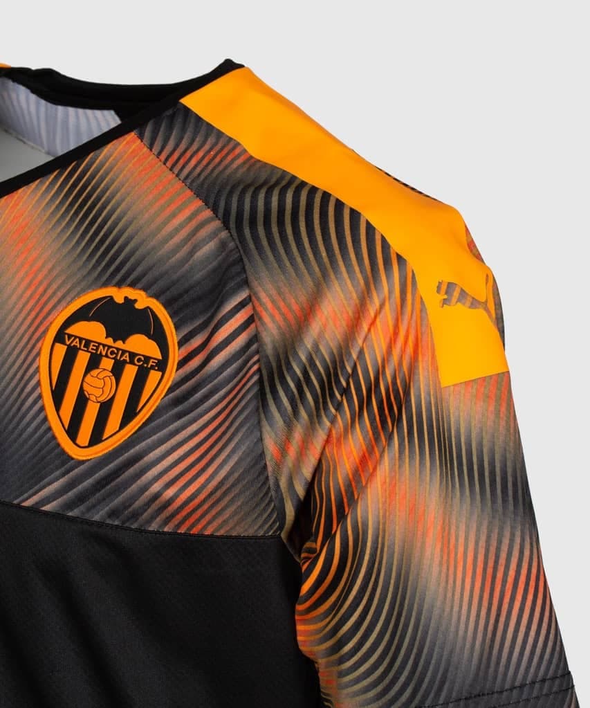 El Valencia C.F. ahora vestirá con Puma después de dejar su contrato con Adidas. Las nuevas prendas del equipo valenciano destacan por sus detalles naranja y negro. Sin duda, una gran manera de regresar a la UEFA Champions League.