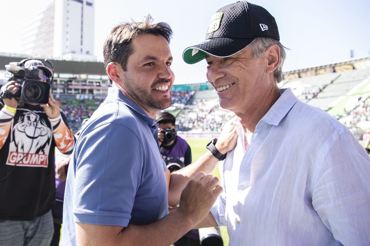 León inició su juego ante Puebla con el pie izquierdo al quedarse con 10 hombres a los 4 minutos tras la expulsión del juvenil Pedro Hernández por una entrada desmedida sobre Gustavo Ferraries.