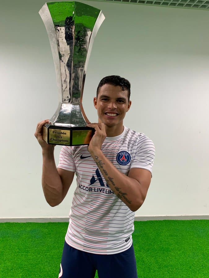 Thiago Silva posa con el trofeo número 40 del PSG