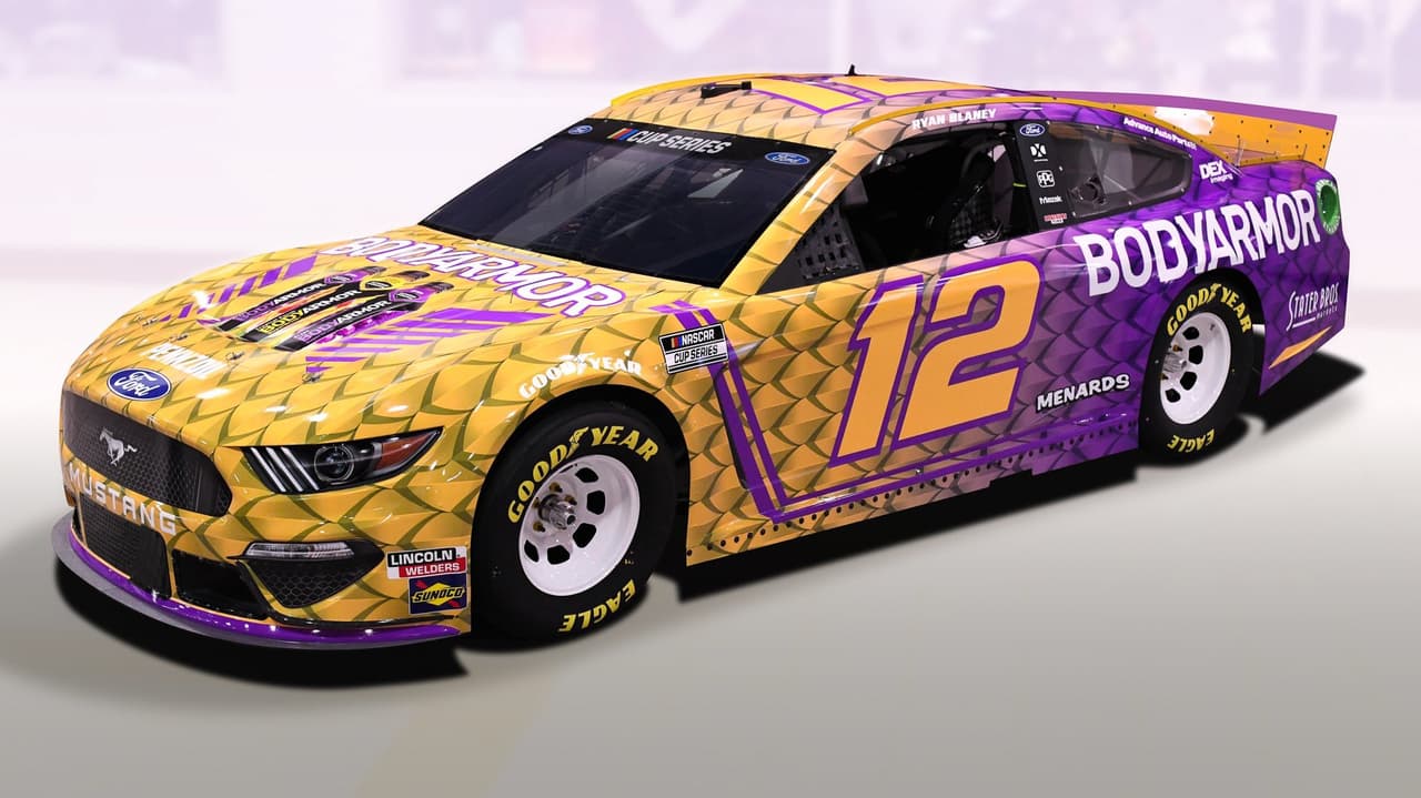 Daniel Suárez, piloto mexicano de la NASCAR, usará botas y guantes para rendir homenaje a Kobe Bryant.