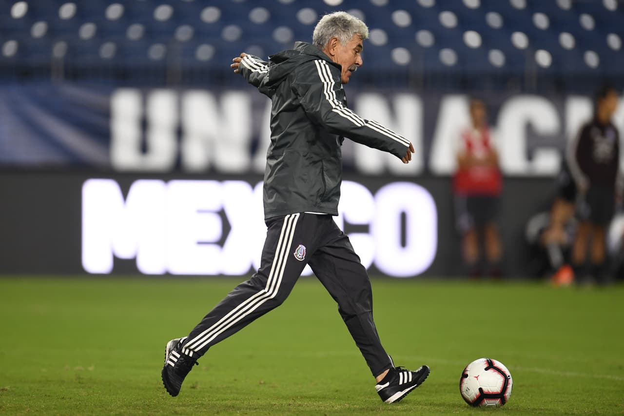 <i>El Tuca</i> se unió a los trabajos de fútbol dentro de la práctica en Nashville, donde se espera que este equipo se sacuda de una racha de tres derrotas seguidas.