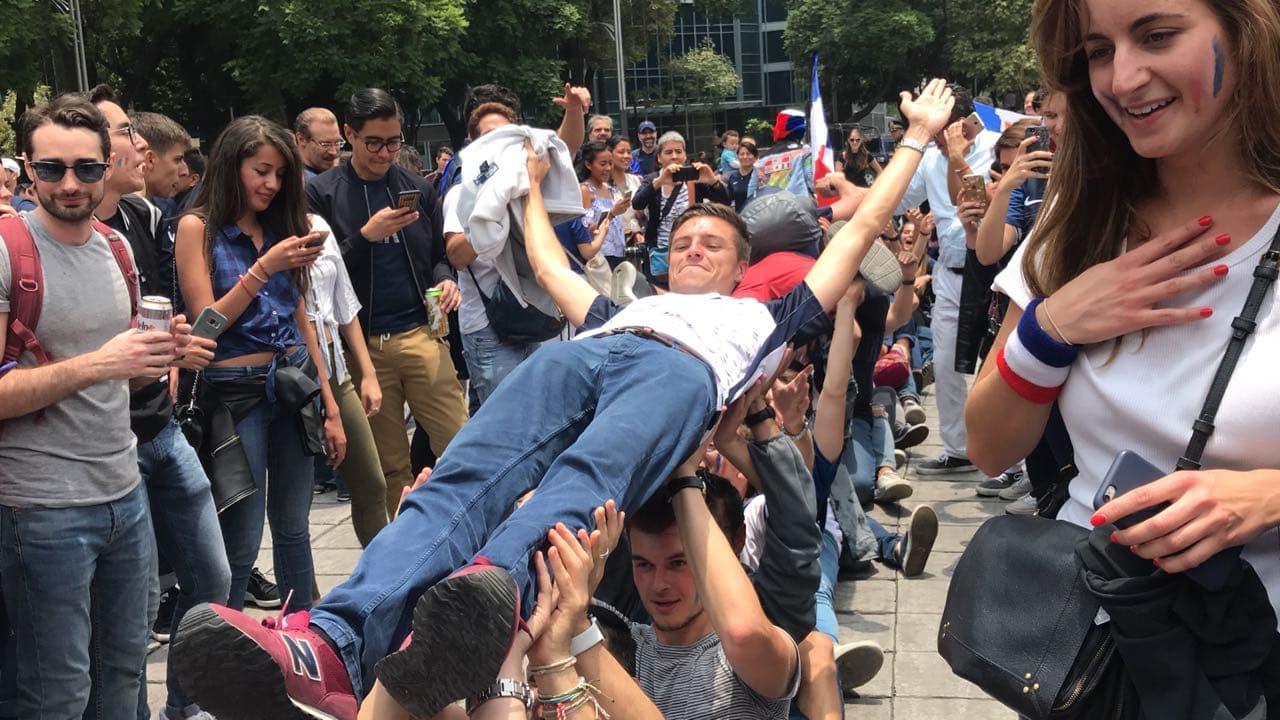 La euforia en el Ángel de la Independencia por el título de Francia fue evidente.