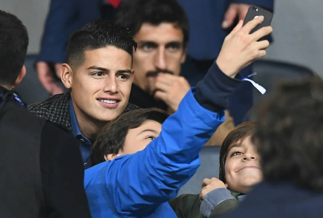 James Rodríguez compartió en el Santiago Bernabéu con los fanáticos.