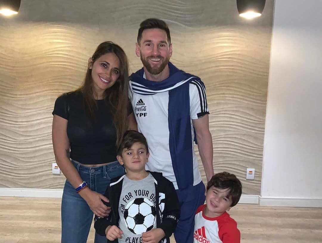 Lionel Messi compartió la celebración de su cumpleaños 32 con su esposa Antonela Roccuzzo y sus hijos en las redes sociales.