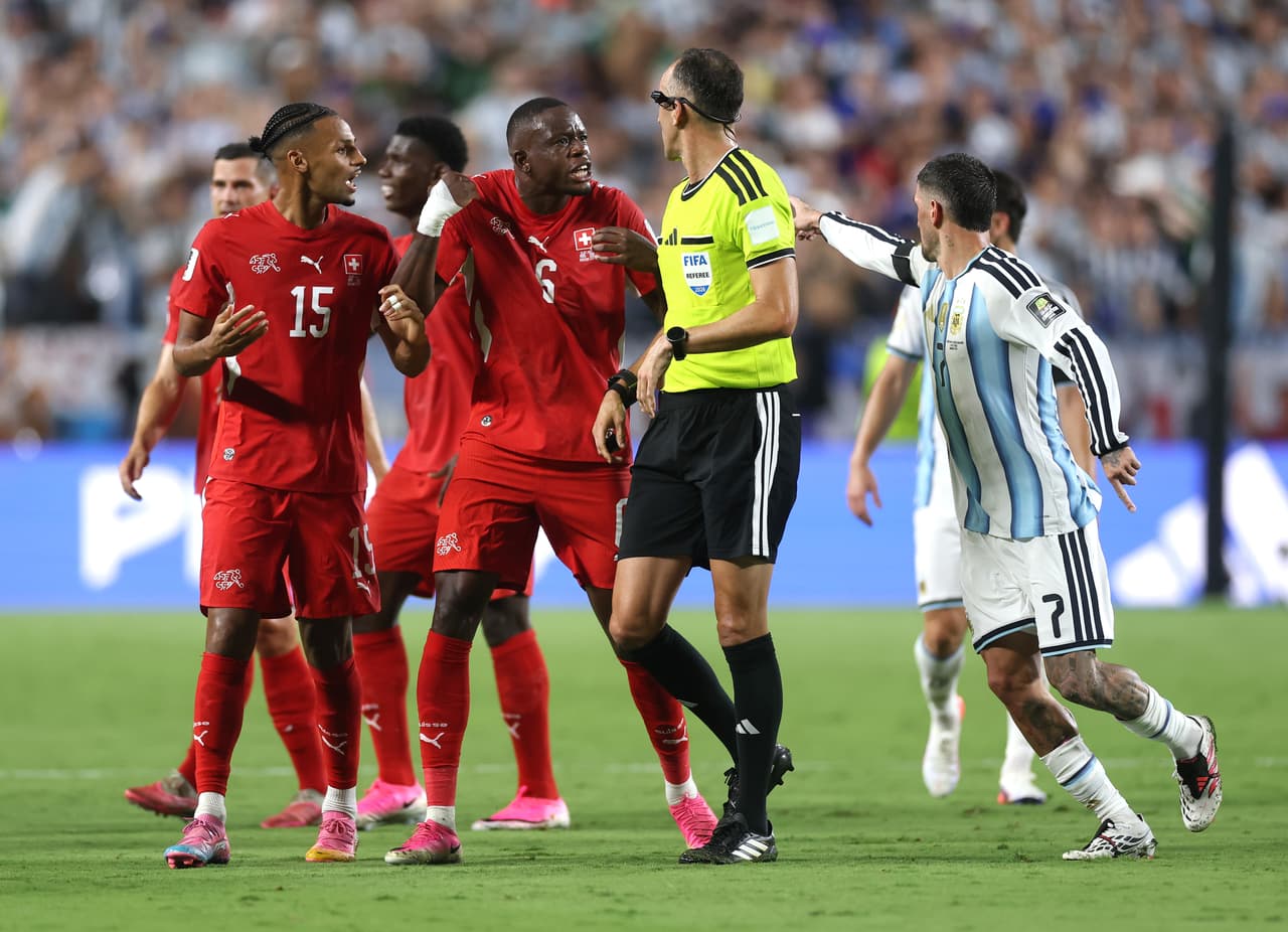 ¿Robo? El sustento reglamentario de la expulsión de Embolo ante Argentina