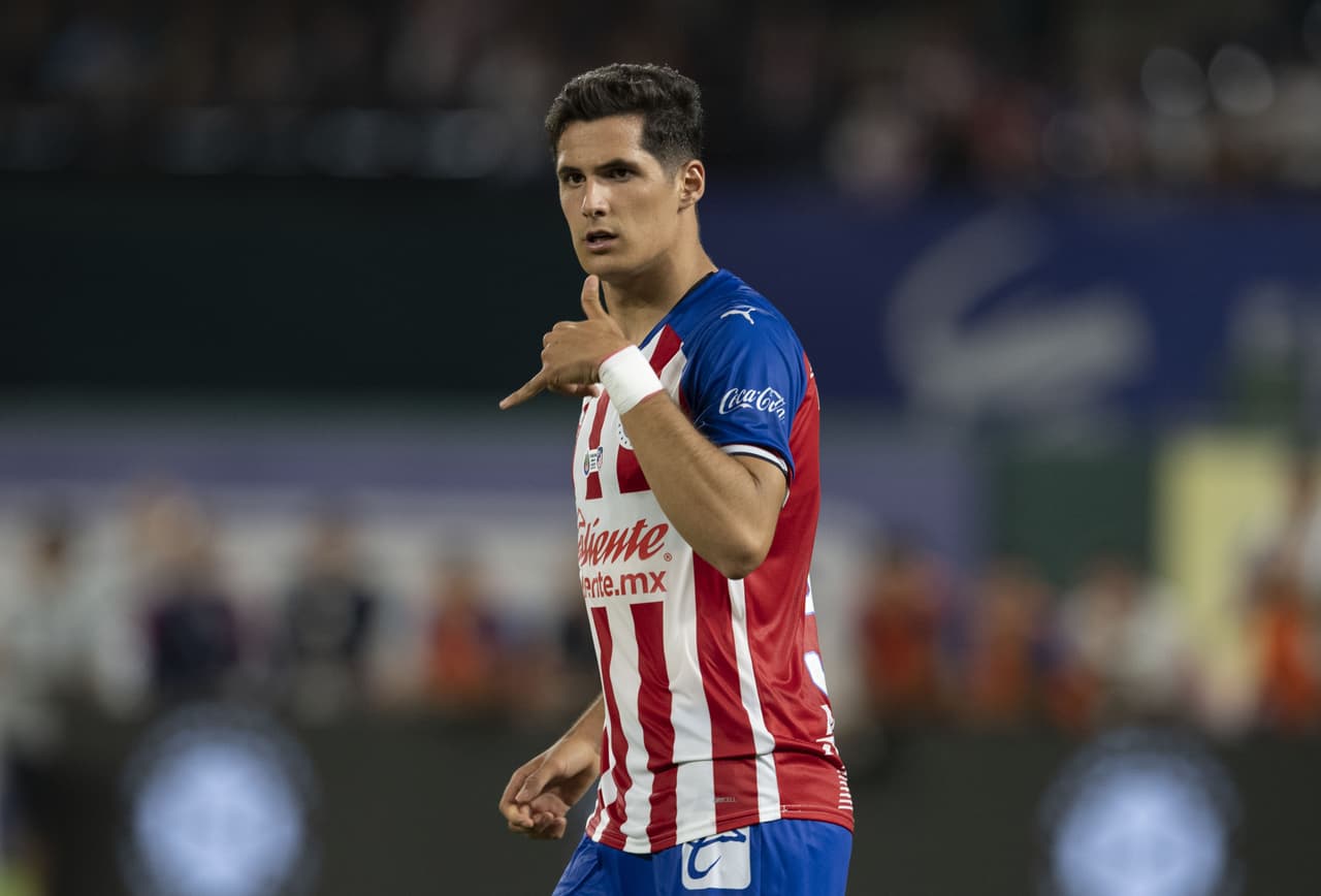 ‘Tepa’ González no saldrá de Chivas hasta superar a Omar Bravo