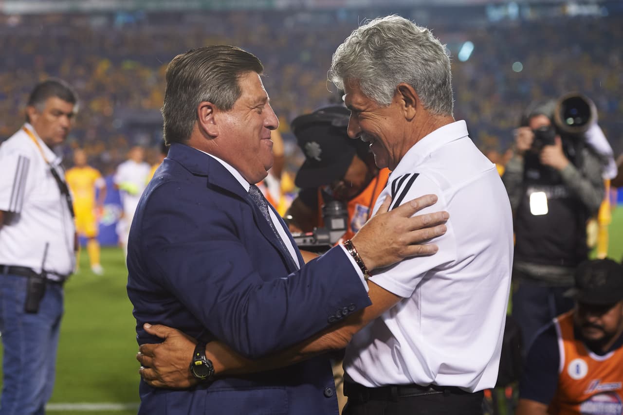 Así se saludaron afectuosamente Miguel Herrera y Ricardo Ferretti.