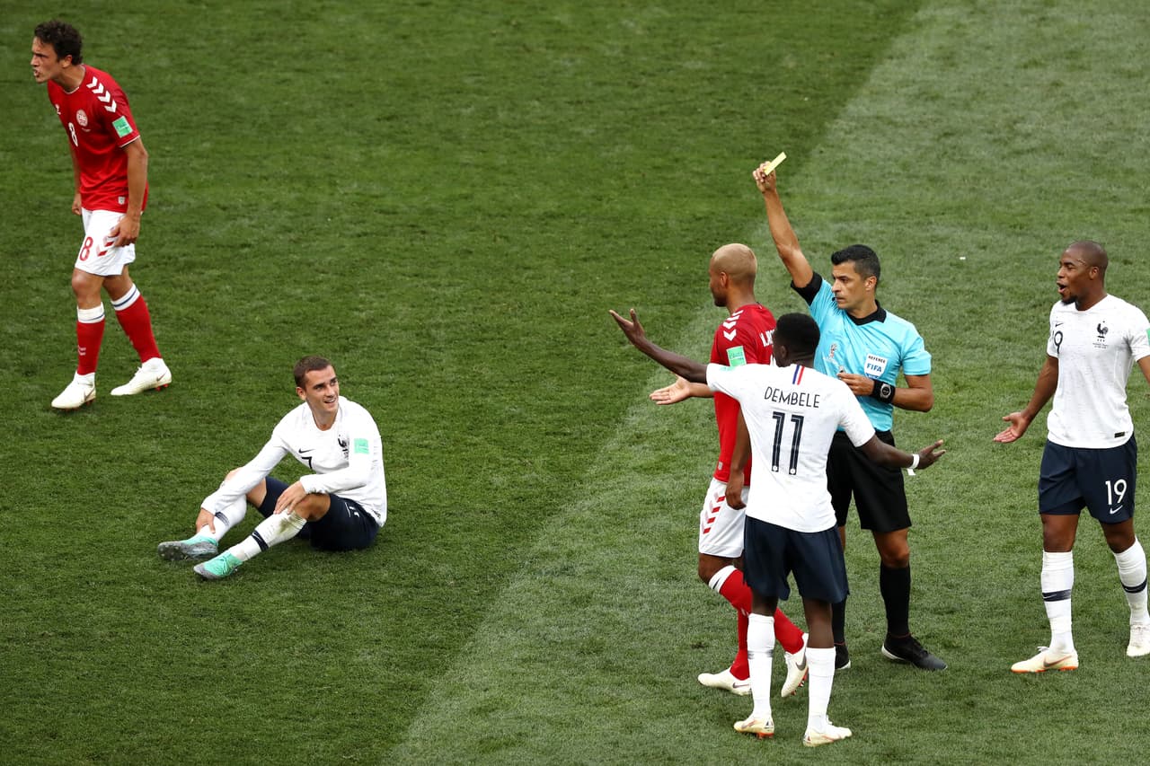 En la última del primer tiempo Mathias Jorgensen se ganó la tarjeta amarilla al talar a Griezmann quien cabalgaba la el contragolpe de Francia.