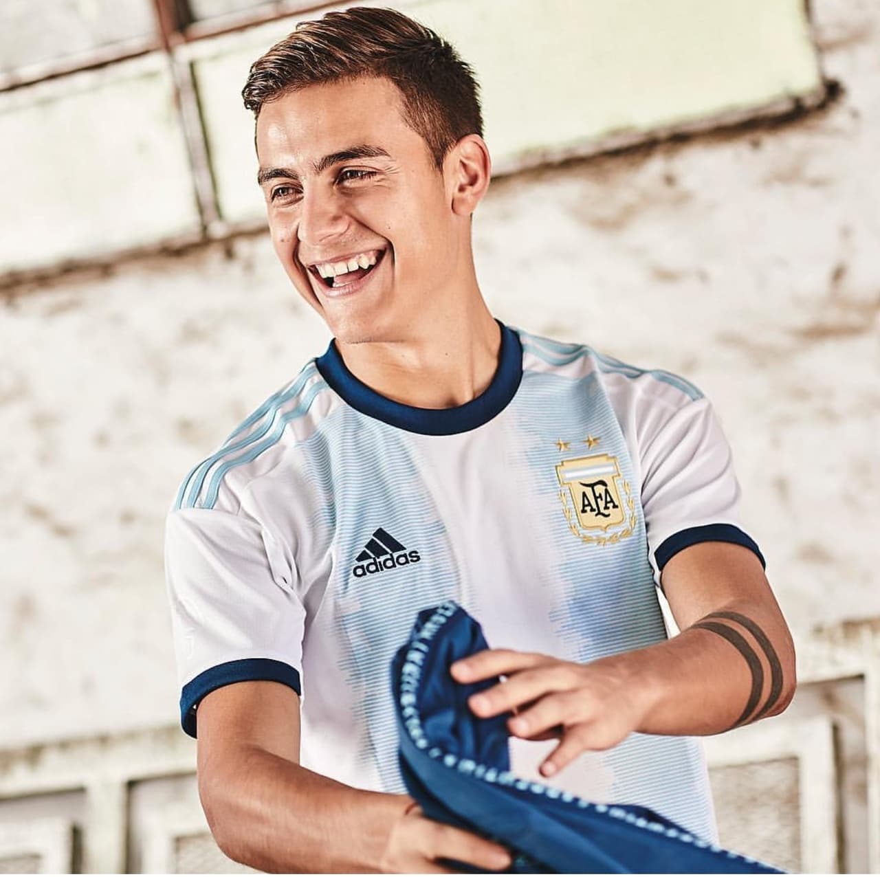 Las franjas más gruesas, el azul naval y el blanco vuelven a ser los principales atractivos de la playera de la selección Argentina, cuyo lanzamiento tuvo a Lionel Messi, Paulo Dybala, Lautaro Martínez, Ángel Correa.