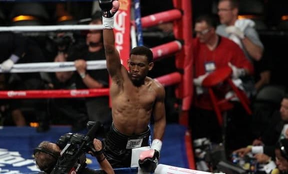 Jacobs ganó a Mora.