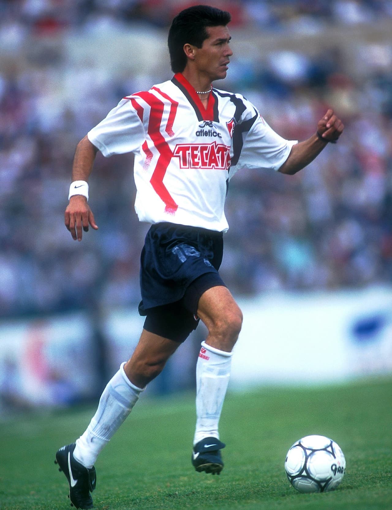 En 1994 el delantero debutó en la Primera División con los Zorros del Atlas, equipo con el que se quedó hasta 1996. Marcó 21 goles en ese periodo.