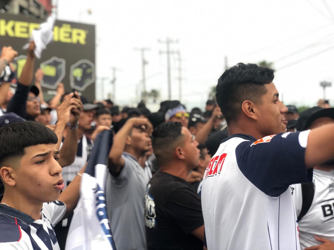 Este es el marco con el que las aficiones de los dos equipos regiomontanos se preparaban para alentar a Tigres y Rayados en el Clásico Regio edición internacional en la Final de la Liga Campeones de la Concacaf.