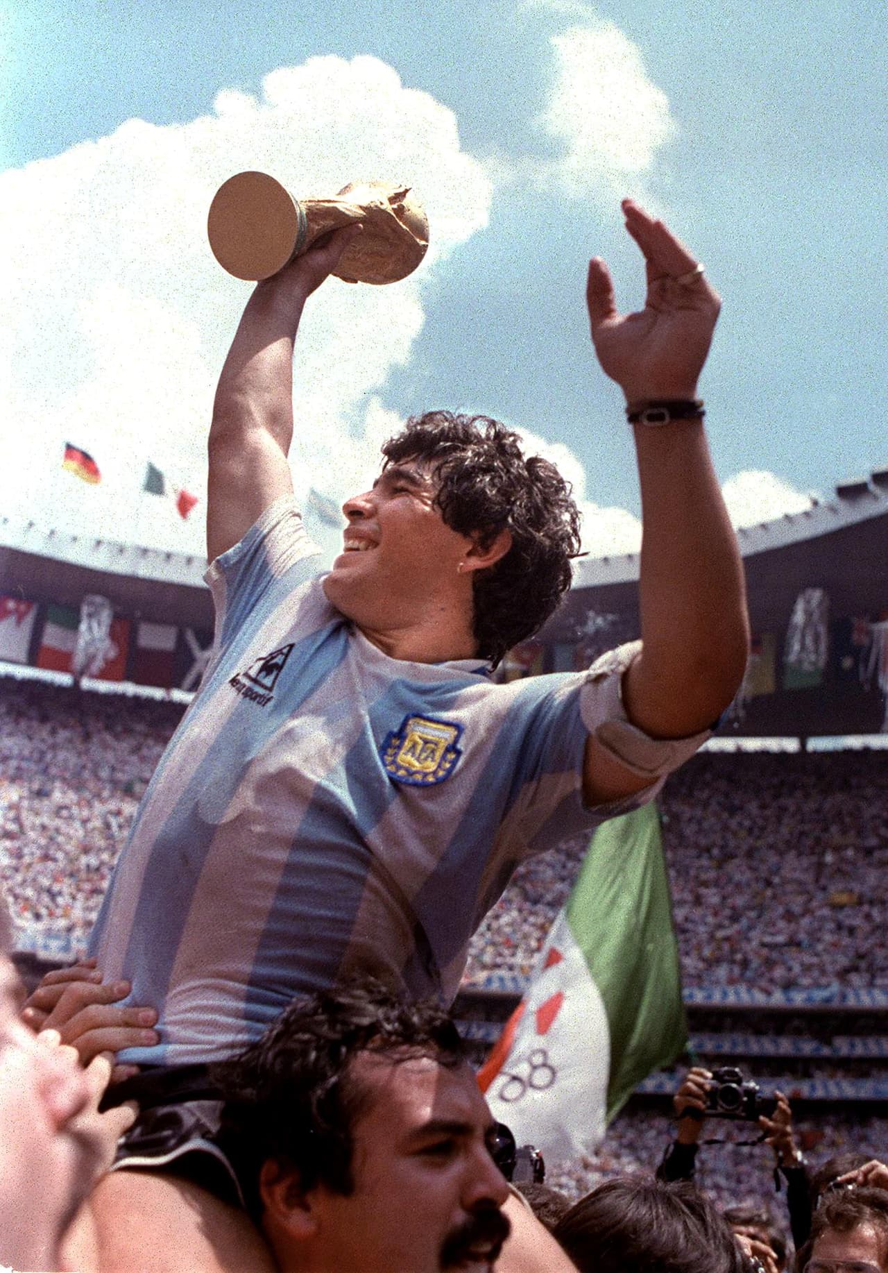 Siete años después, el ‘Pelusa’ consiguió con la Albiceleste levantar la Copa del Mundo en el Mundial de México. En aquel torneo, Maradona marcó cinco anotaciones.