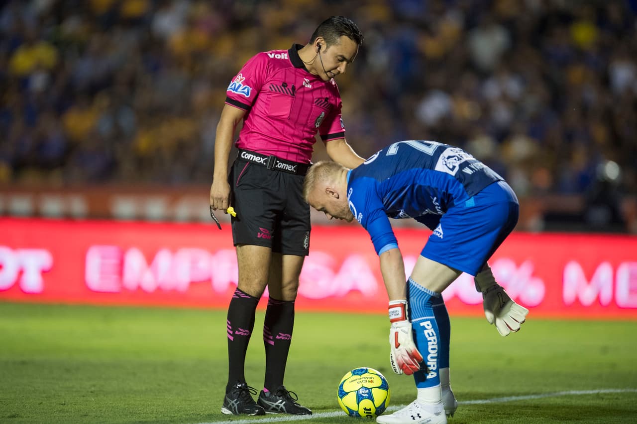 Roberto Rios Jacome, árbitro del encuentro mostró 5 tarjetas amarillas. Dos fueron para los Tigres y 3 para los escarlatas.