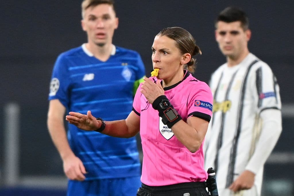 La Juventus golea al Dinamo de Kiev 3-0. Con goles de Federico Chiesa, Cristiano Ronaldo y Álvaro Morata. La árbitro Stéphanie Frappart se convierte en la primera mujer en pitar un partido de la Champions League.