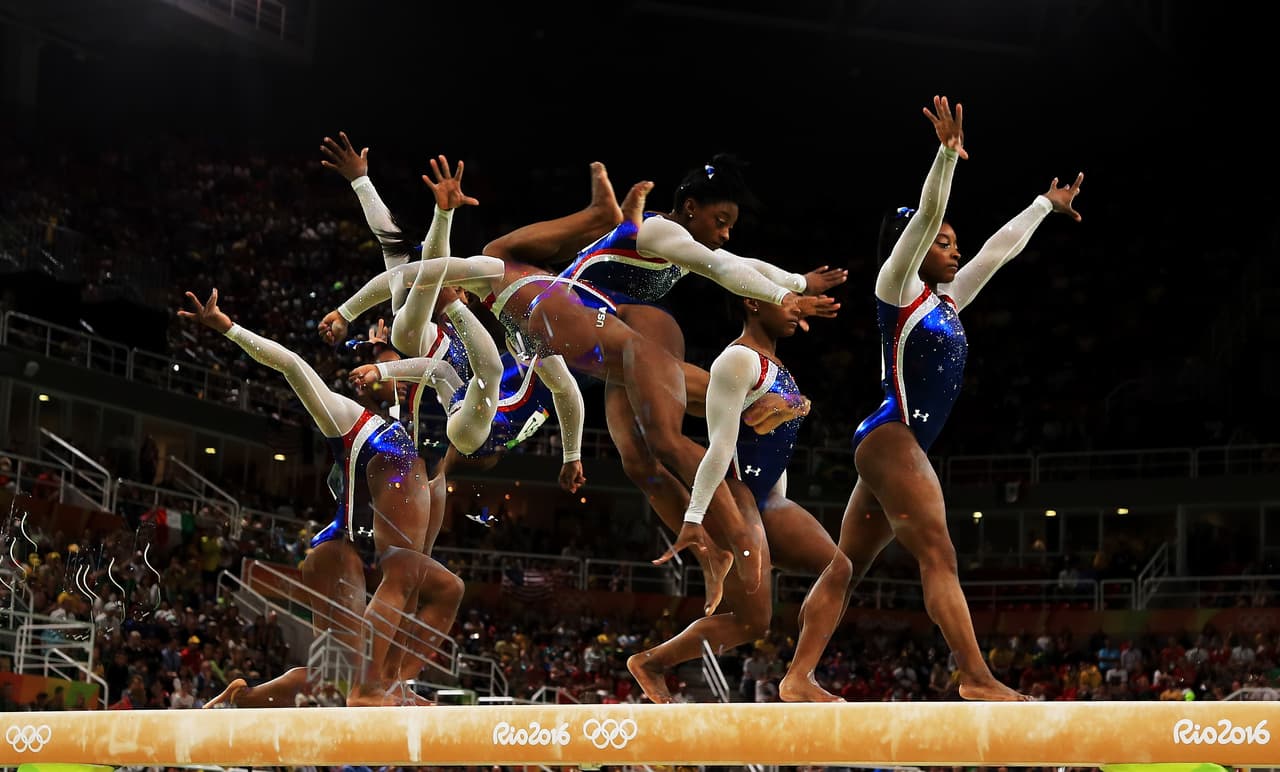 Impresionante imagen múltiple de un ejercicio de la atleta estadounidense Simone Biles.