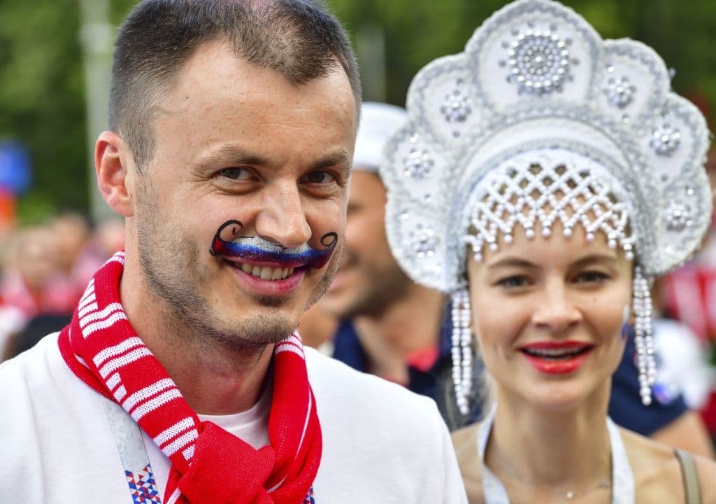 Los fanáticos del duelo entre Rusia y España viven una jornada especial en Moscú y en el estadio de Luzhniki en medio del partido de octavos de final del Mundial de Rusia 2018.