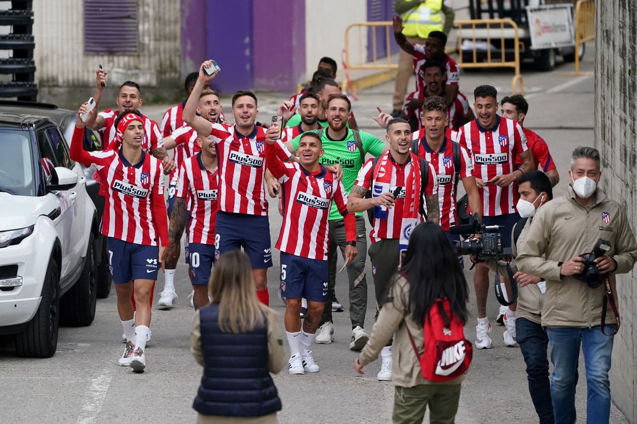 Centenares de aficionados del Atlético de Madrid se reunieron en la fuente de Neptuno para celeberar el título liguero conseguido por el club.