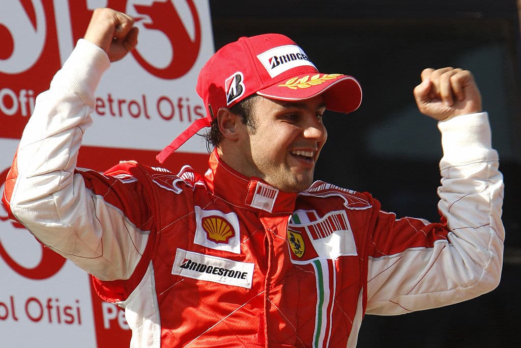 Felipe Massa, se queda sin título Mundial de F1 por celebrar antes de tiempo.
<br>
<br>El piloto brasileño se quedó a segundos de ganar su primer título Mundial de F1. En 2008, en el último premio del año, el Massa logró la primera plaza mientras que su rival Lewis Hamilton iba en la sexta posición con esos resultados el brasileño campeonaba.