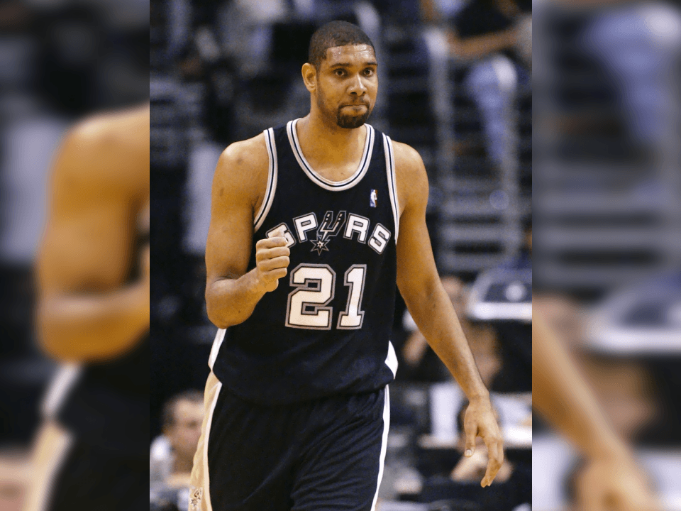 Tim Duncan no logró ganar el partido aunque anotó 41 puntos contra Dallas Mavericks.
