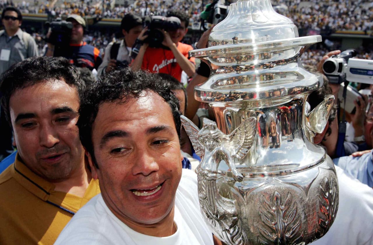 Sin embargo, los éxitos en el fútbol han sido un sinónimo para 'Hugol', que como técnico fue dos veces campeón con Pumas de la UNAM en el 2004: bicampeón con el club que también lo coronó como jugador.
