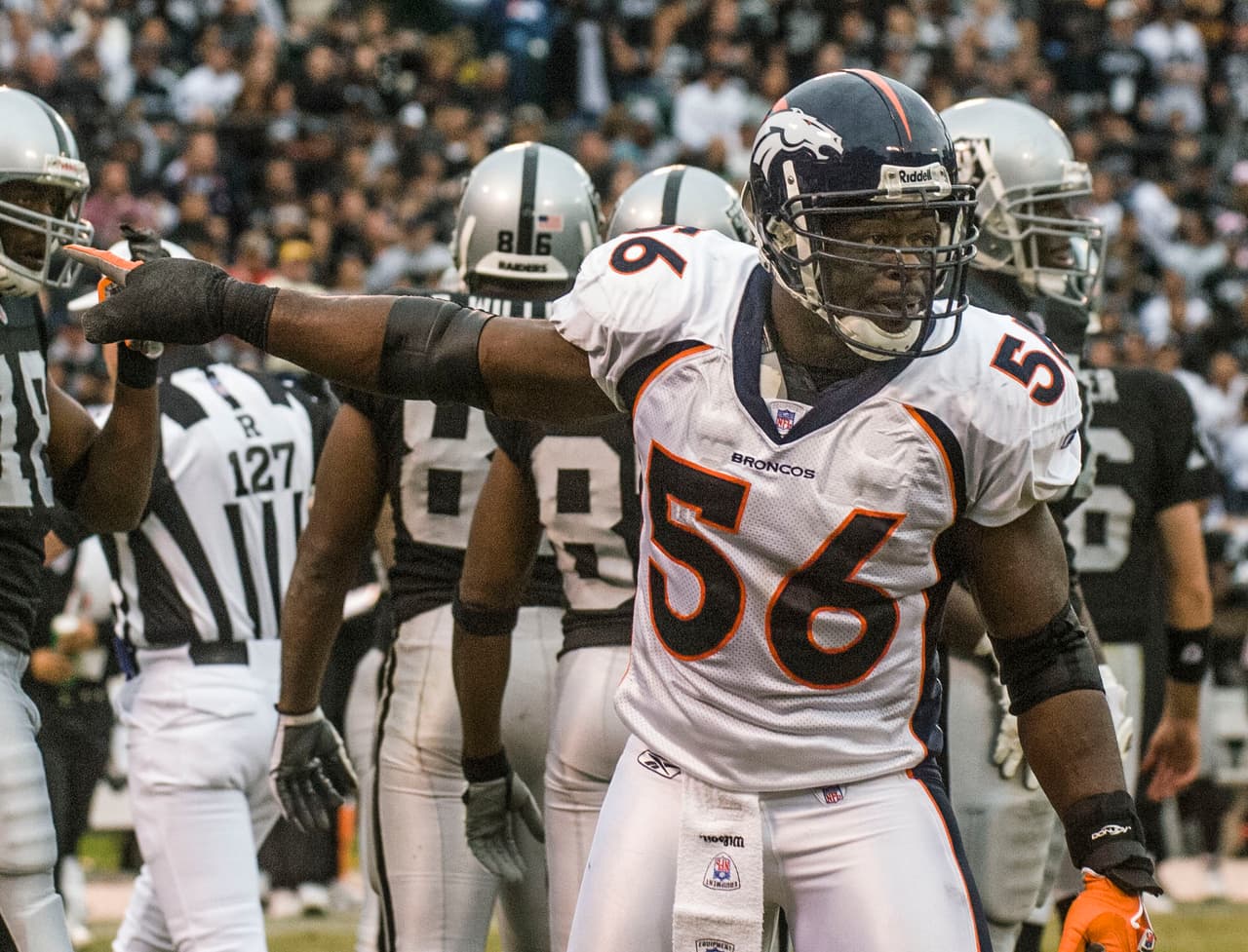 AL WILSON - Denver Broncos, 1ª. selección en 1999 Un año después los Broncos eran bicampeones de la NFL, se despedían de John Elway y trataban de tomar mejores decisiones. No lo lograron del todo, pero tampoco fue el desastre del año anterior. Esta vez eligieron al linebacker Al Wilson, egresado de Tennessee. Wilson se mantuvo 8 años con Denver pero nunca fue un súper estrella. Las lesiones lo retiraron en 2008.