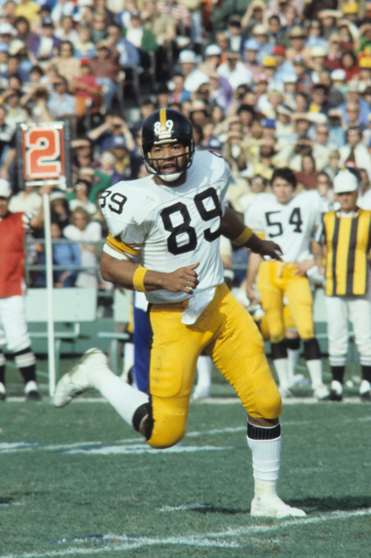 BENNIE CUNNINGHAM – Pittsburgh Steelers, 1ª. selección en 1976 Una de las pocas posiciones donde los legendarios Steelers de los años setenta no tenían un jugador súper estrella, era el ala cerrada. Bennie Cunningham estuvo cerca de ser un jugador de impacto, pero solo fue consistente en 10 años con los Steelers. Sumó 202 recepciones, 2,879 yardas y 20 touchdowns, poco para tantos años.