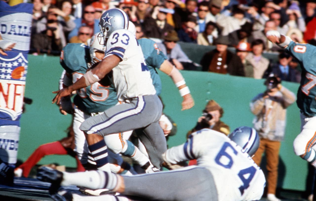 BILL THOMAS – Dallas Cowboys, 1ª. Selección en 1972 Los Cowboys ganaron el Super Bowl VI en buena parte por Duane Thomas, pero estaba claro que el excéntrico corredor quería irse pronto a cualquier parte, desaparecer de la NFL, vivir en su mundo y desperdiciar su talento. Dallas necesitaba otro corredor, pero Bill Thomas no fue la respuesta. Lo fue Robert Newhouse, seleccionado pero en la Segunda Ronda.