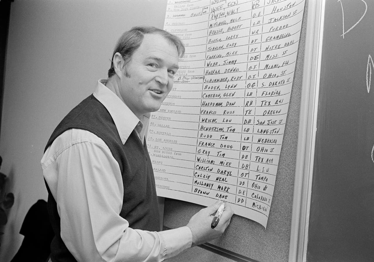 DAVE BROWN – Pittsburgh Steelers, 1ª. selección en 1975 Los Steelers terminaron con una sequía de 40 años sin títulos. Ganaron el Super Bowl IX pero su selección de jugadores en el Draft rumbo a 2015 no fue precisamente gloriosa. El primero que escogieron fue el esquinero Dave Brown, egresado de Michigan. Jugó un año con Pittsburgh, 1975 donde fue usado como regresador de patadas, luego lo cambiaron a Seattle el equipo de expansión.