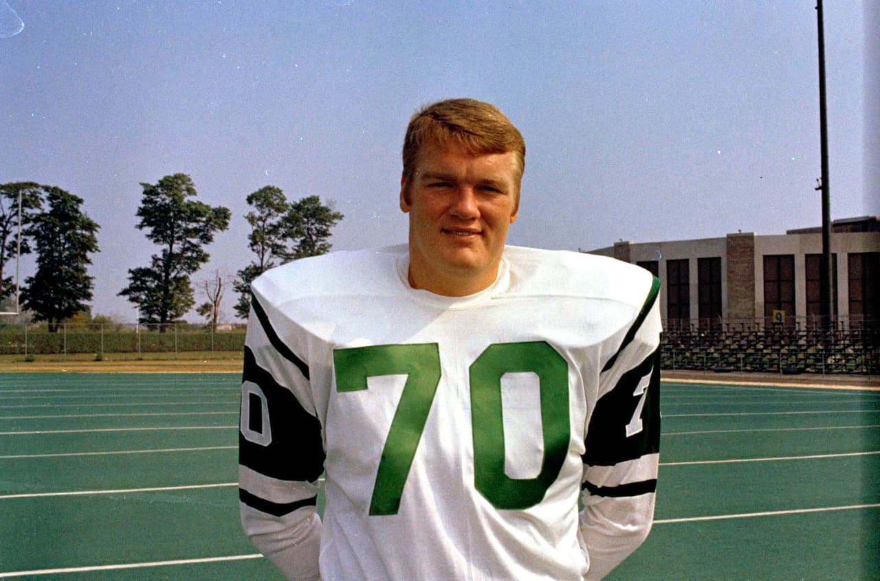 DAVE FOLEY – New York Jets, 1ª. Selección en 1969 New York Jets hacen historia grande con el triunfo en el Super Bowl III. Rumbo a la siguiente temporada seleccionan al tackle ofensivo Dave Foley, egresado de Ohio State donde jugó bajo las órdenes del legendario coach Woody Hayes. Estuvo 3 años con los Jets, fue cambiado a Buffalo y se retiró, tampoco súper estrella.