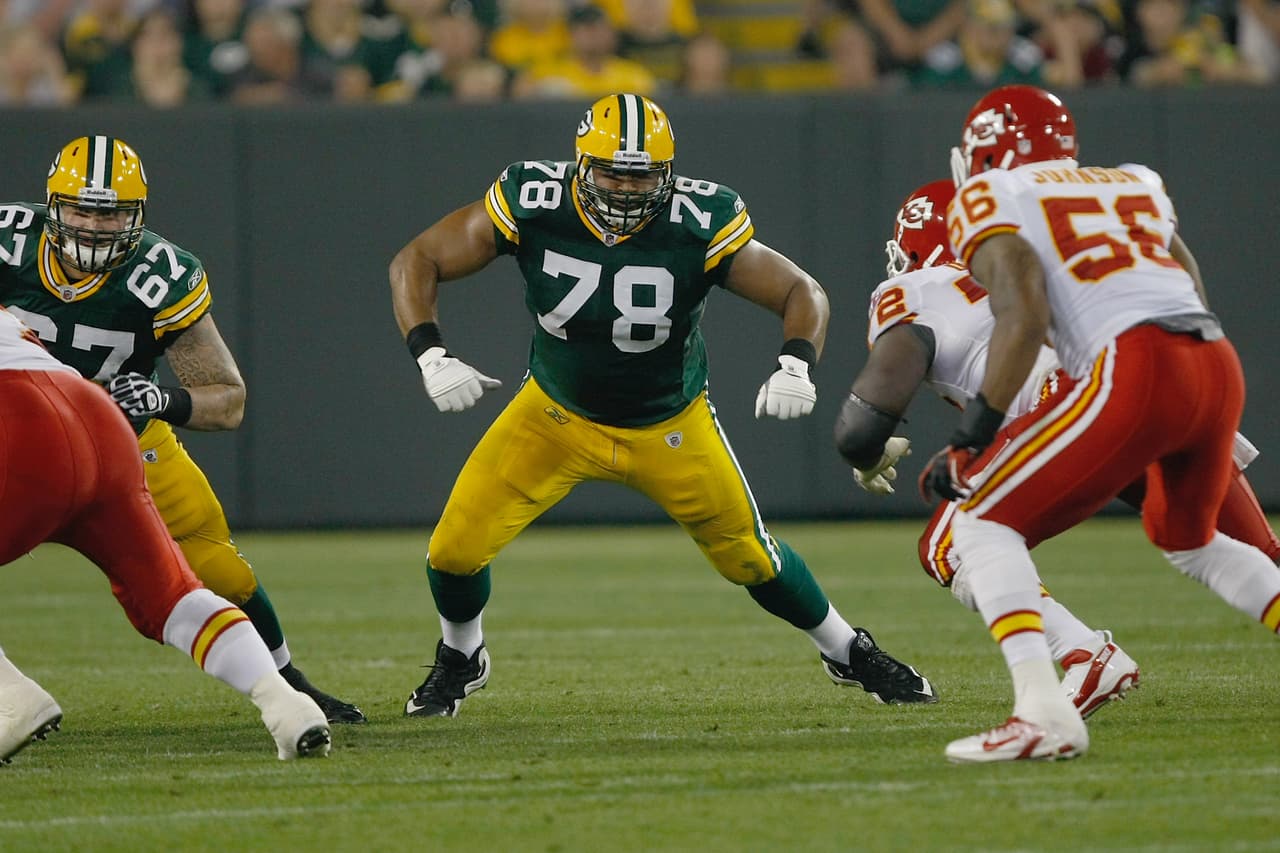 DEREK SHERROD - Green Bay Packers, 1ª. Selección en 2011 Green Bay Packers se convierte en campeón del Super Bowl por cuarta vez en su historia, ahora en la época de Aaron Rodgers. Pensando en la protección necesaria para su quarterback seleccionan a Derek Sherrod, tackle ofensivo egresado de Mississippi State. Pero Sherrod sufre varias lesiones que afectan su desarrollo y en 3 años terminan su paso por los Packers.