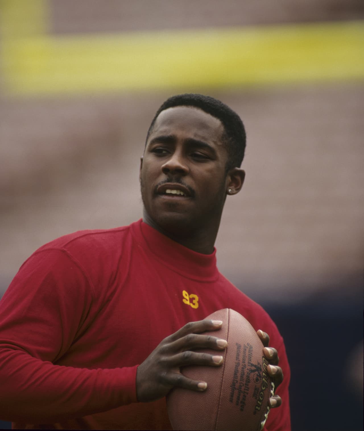 DESMOND HOWARD - Washington Redskins, 1ª. Selección en 1992 Los campeones Redskins del Super Bowl XXVI tuvieron dos golpes de suerte: Escogieron en el cuarto lugar global y se vieron beneficiados al seleccionar al receptor Desmond Howard, egresado de Michigan. Howard llegaba como Trofeo Heisman pero nunca fue estable en la NFL. En Green Bay encontró su momento de gloria como MVP del Super Bowl XXXI.