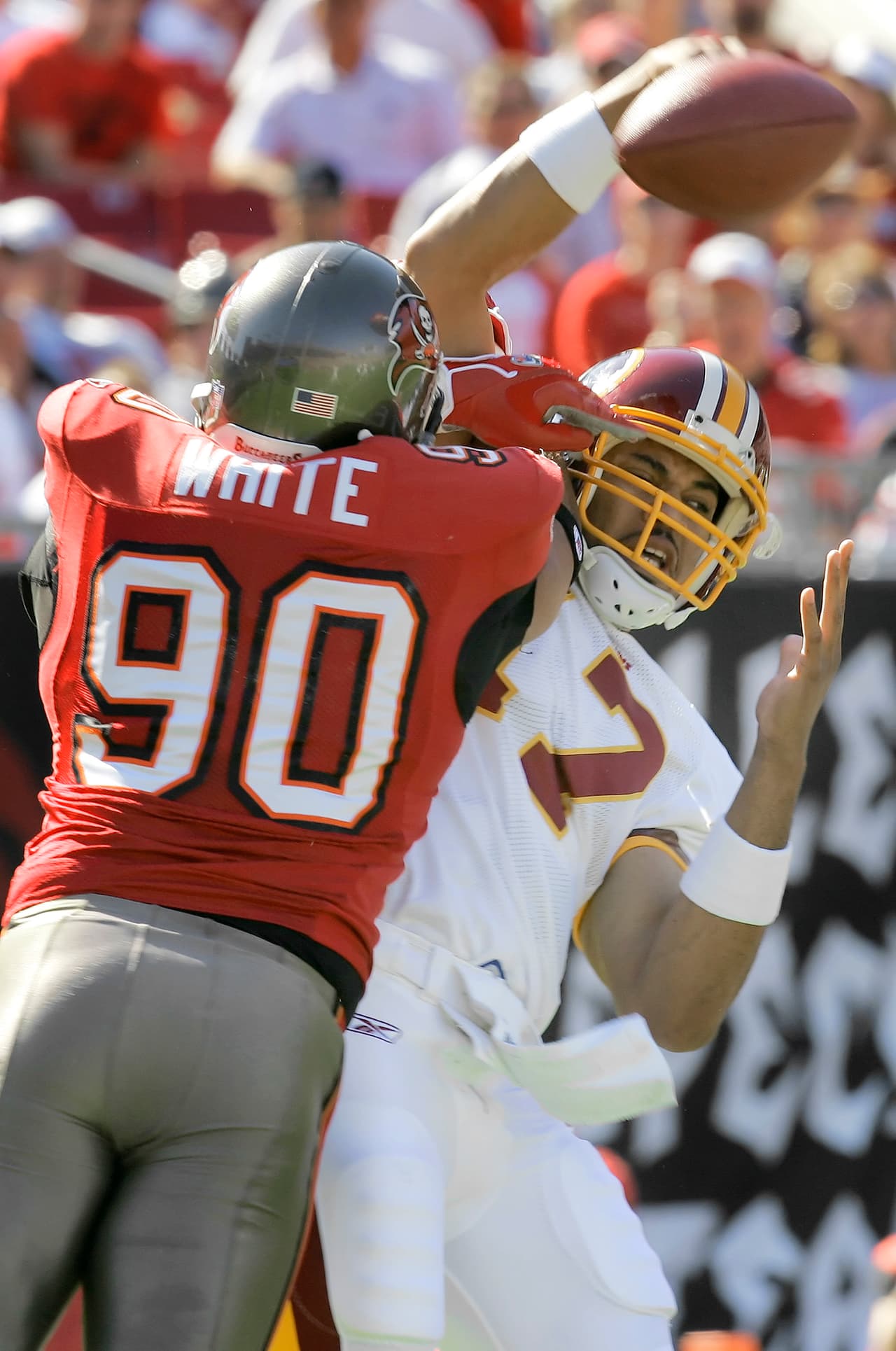 DEWAYNE WHITE - Tampa Bay Buccaneers, 1ª. Selección en 2003 Tampa Bay Buccaneers del coach Jon Gruden se coronaron en el Super Bowl XXXVII, pero no hubo continuidad a pesar de la tremenda defensiva. No tuvieron selección en Primera Ronda, escogieron hasta la Segunda y lo hicieron para el ala defensivo Dewayne White, egresado de Louisville. Tuvo un buen arranque pero luego se convirtió en fracaso.