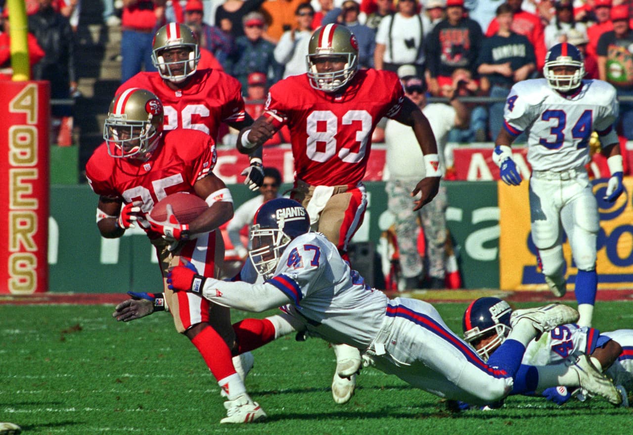 DEXTER CARTER - San Francisco 49ers, 1ª. selección en 1990 El bicampeón San Francisco buscaba quitarle algo de presión a su corredor estelar Roger Craig, para ello seleccionaron a Dexter Carter, egresado de Florida State. Carter tenía habilidad para correr, recibir pases y regresar patadas, pero en nada era súper estrella. Jugó en 2 etapas con los 49ers, en la primera alcanzó anillo de campeón durante el Super Bowl XXIX.