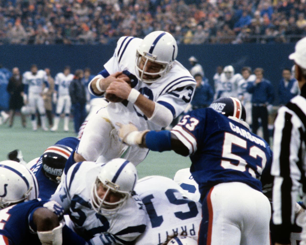 DON McCAULEY – Baltimore Colts, 1ª. selección en 1971 Baltimore ganó el Super Bowl V y rumbo a 1971 pactó un cambio con Miami Dolphins para seleccionar en el lugar 22 de la Primera Ronda. Escogieron al corredor Don McCauley quien permaneció 11 temporadas con los Colts. Corría, recibía pases y regresaba patadas. Más que espectacular fue consistente en su carrera.