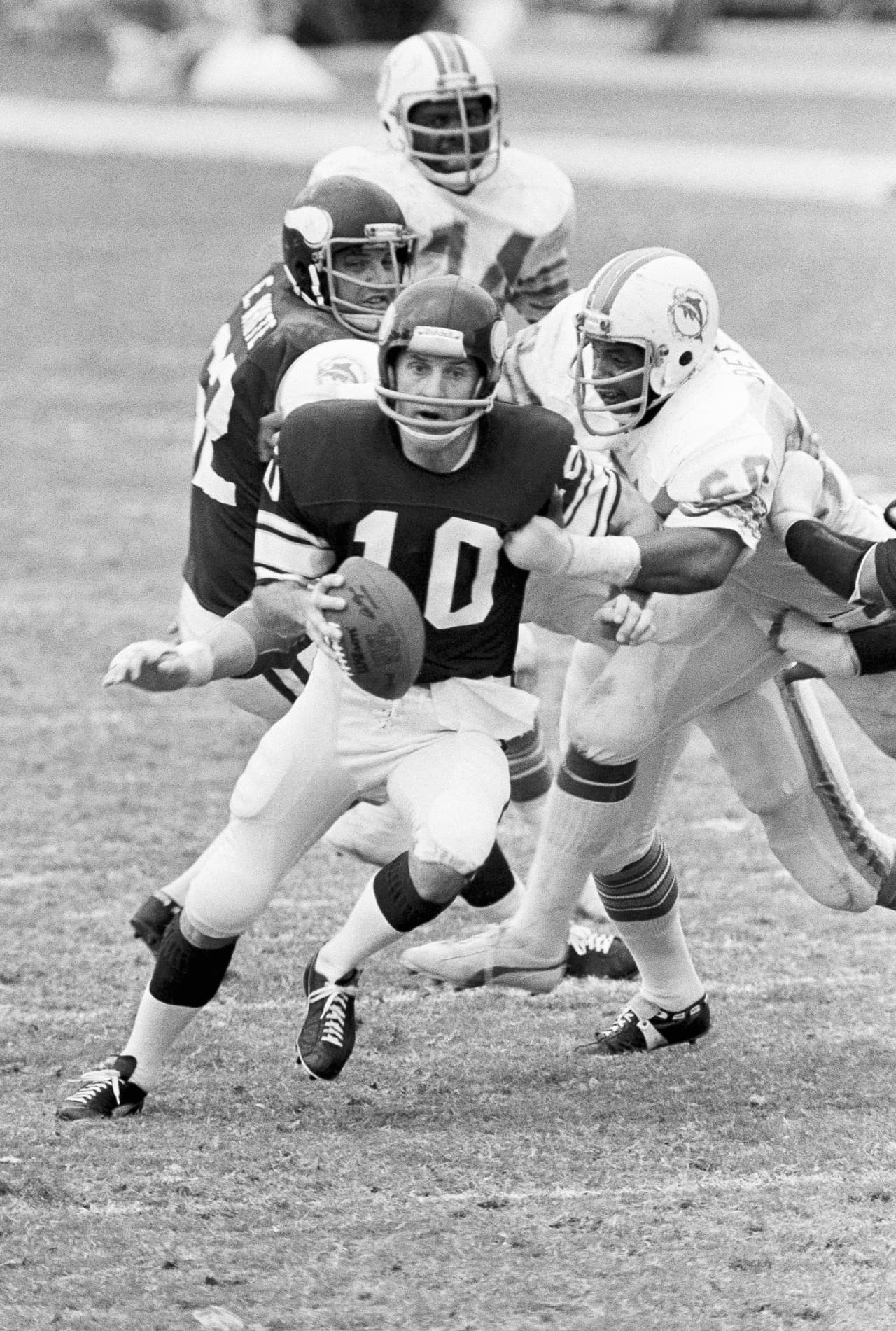 DON REESE – Miami Dolphins, 1ª. selección en 1974 Los Dolphins bicampeones consecutivos de Super Bowl, seleccionaron al tackle defensivo Don Reese, egresado de Jackson State. Aquí tampoco los Dolphins atinaron a una buena selección. Reese solo estuvo 3 años con Miami. Tuvo muchos problemas con las drogas hasta que murió a los 52 años de edad.