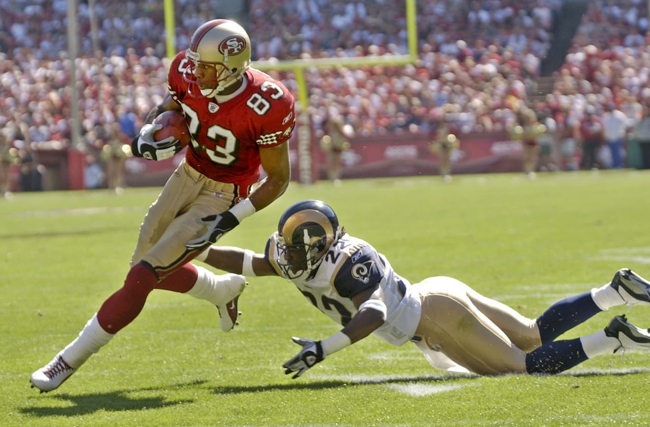 J.J. STOKES - San Francisco 49ers, 1ª. Selección en 1995 Los 49ers campeones del Super Bowl XXIX pensaban que los días de Jerry Rice estaban contados, por ello seleccionaron a un posible candidato sucesor, el receptor J.J. Stokes, egresado de UCLA. Sin embargo, en lugar de ser sucesor, Stokes se convirtió en transición para la llegada de Terrell Owens.