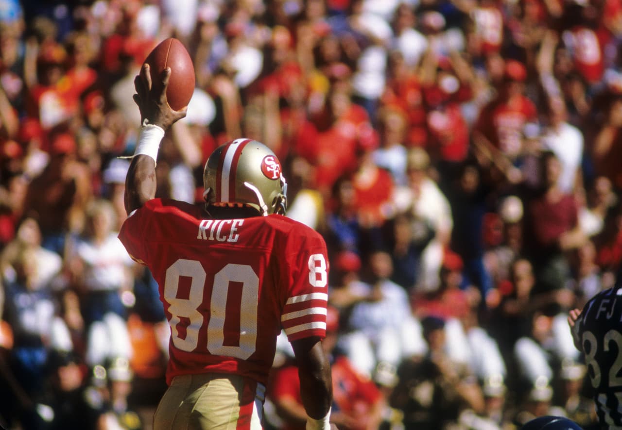 JERRY RICE - San Francisco 49ers, 1ª. selección en 1985 Los 49ers ganaron el Super Bowl XIX y se encontraron con una joya en el siguiente Draft. Jerry Rice. Los 49ers sabían del interés de Dallas en seleccionar al egresado de Mississippi Valley State, por lo que ofrecieron un cambio a New England, que seleccionaba antes que los Cowboys, para adelantarse a Dallas y escoger a Rice, el resto es historia gloriosa.