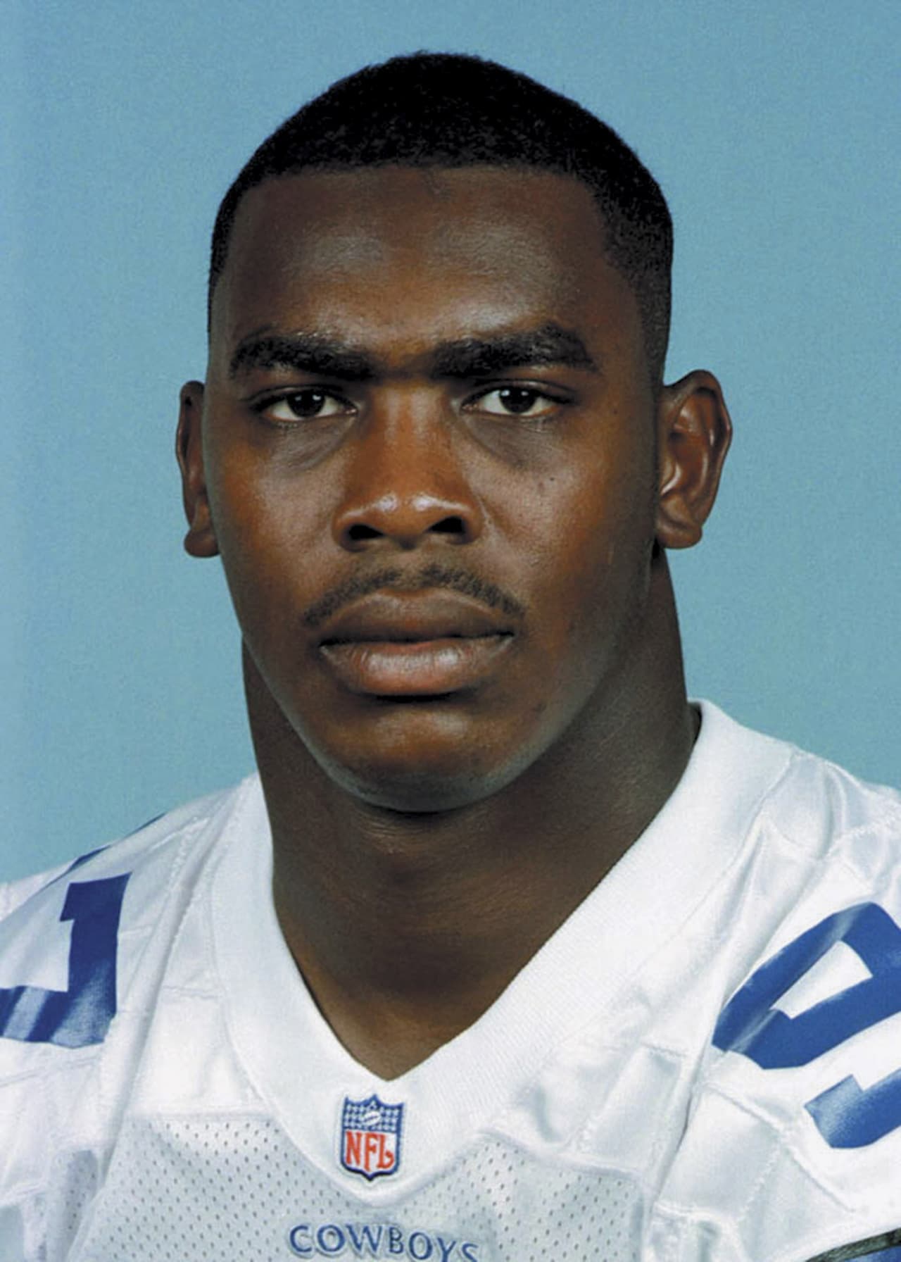 KAVIKA PITTMAN - Dallas Cowboys, 1ª. Selección en 1996 Los Cowboys consiguieron su tercer título en 4 años, pero las malas decisiones desde la oficina también eran una realidad. Esta vez seleccionaron a Kavika Pittman, ala defensivo egresado de McNeese State. Pittman jugó 4 años en Dallas, 2 en Denver y uno en Carolina. Tuvo 18 capturas de quarterback en 108 partidos.
