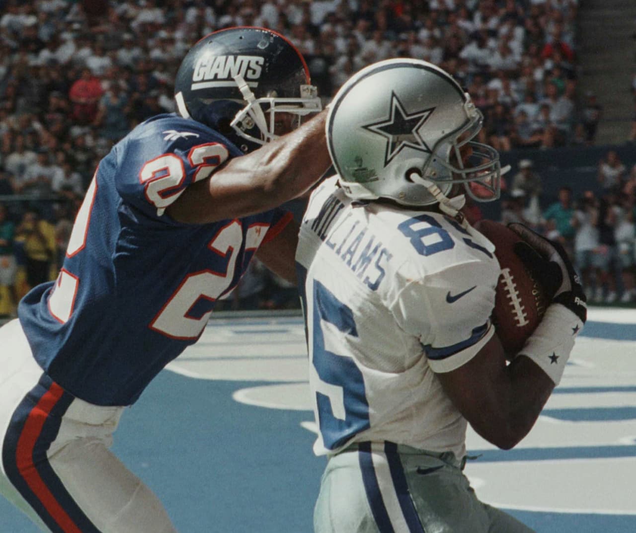 KEVIN WILLIAMS - Dallas Cowboys, 1ª. Selección en 1993 La era Jimmy Johnson – Jerry Jones empezaba a dar frutos, los Cowboys conquistaron el Super Bowl XXVII. No tuvieron selección en Primera Ronda, escogieron hasta la Segunda y lo hicieron con el receptor Kevin Williams, egresado de Miami. Williams tuvo momentos de brillo en Dallas, en 1995 tras la salida de Alvin Harper tuvo su oportunidad de ser titular, sin embargo las lesiones lo acabaron.
