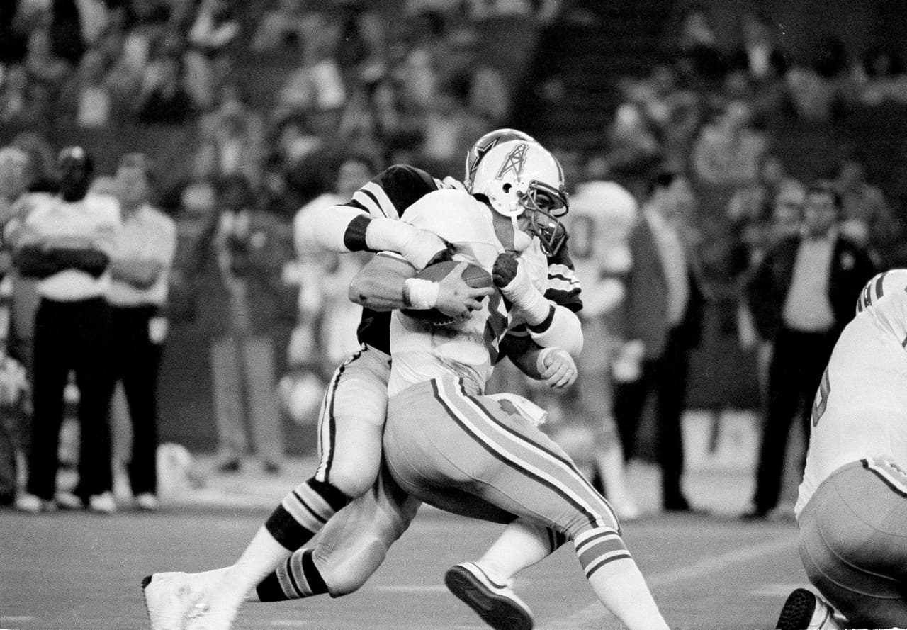 LARRY BETHEA – Dallas Cowboys, 1ª. Selección en 1978 No conformes con la tremenda línea defensiva que pulverizó a Denver en el Super Bowl XII, los Cowboys seleccionaron a otro ala defensivo, Larry Bethea egresado de Michigan State. Pudo ser el sucesor de Harvey Martin en los Cowboys, pero desafortunadamente su adicción a las drogas terminó su carrera y su vida a los 30 años de edad.